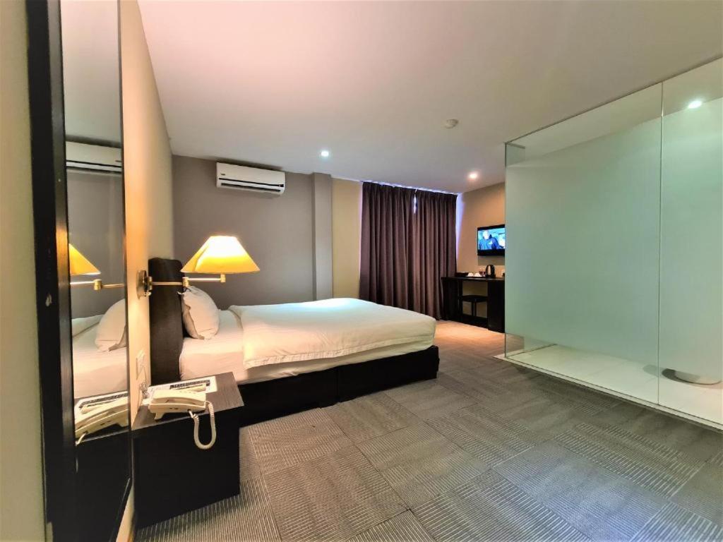 Merdeka Hotel Kluang Exterior foto