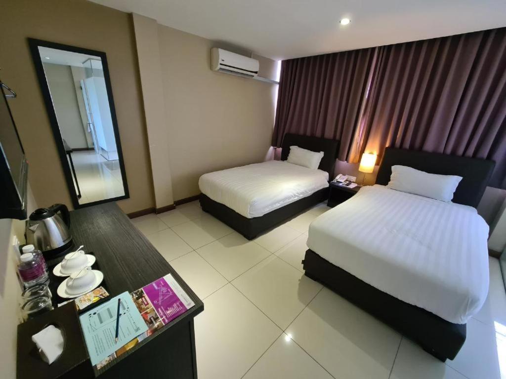 Merdeka Hotel Kluang Exterior foto